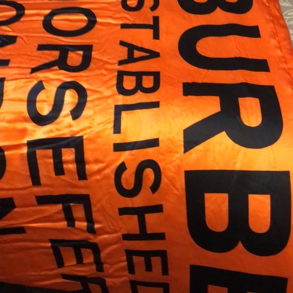 sale .Authentic new Burberry Logo silk scarf - Picture 13 of 15